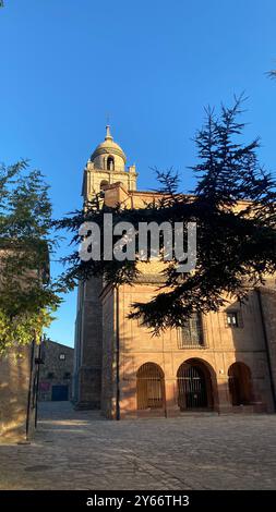 Die Stiftskirche Santa María de la Asunción ist ein bedeutendes religiöses Gebäude in Medinaceli, Soria, Kastilien und León, Spanien. Stockfoto