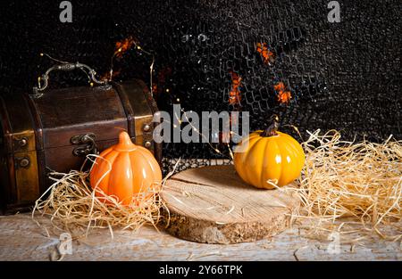 Halloween Herbstprodukte Hintergrund Set. Keramikkürbisse, Holzscheibe, Spinne, Schatzkiste, Studioaufnahme. Stockfoto