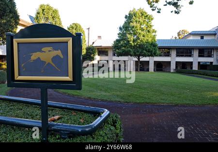 Das Fahrerlager an der historischen Pferderennbahn Keeneland außerhalb von Lexington, Kentucky. Stockfoto