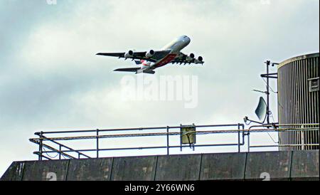 Glasgow, Schottland, Großbritannien. September 2024. Wetter in Großbritannien: Der weltweit größte Passagierflugzeug airbus a380-800 fährt bei Sonnenschein vom Flughafen glasgow über die Türme der Nordglasgowi im Nordwesten der Stadt nach dubai. Credit Gerard Ferry/Alamy Live News Stockfoto