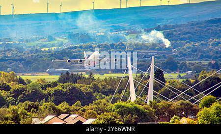 Glasgow, Schottland, Großbritannien. September 2024. Wetter in Großbritannien: Der weltweit größte Passagierjet airbus a380-800 fährt bei Sonnenschein vom Flughafen glasgow über die neue renfrew-Brücke nach dubai, die die Reisezeit vom Nordwesten der Stadt zum Flughafen verkürzt. Credit Gerard Ferry/Alamy Live News Stockfoto