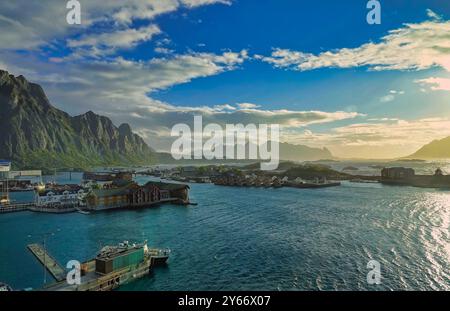 Svolvaer, Lofoten Islands, Norwegen, 12. September 2024 am frühen Morgen geht die Sonne über den Bergen und dem Norwegischen Meer auf und scheint auf dem östlichen Hochgebirge Stockfoto