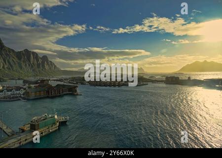 Svolvaer, Lofoten Islands, Norwegen, 12. September 2024 am frühen Morgen geht die Sonne über den Bergen und dem Norwegischen Meer auf und scheint auf dem östlichen Hochgebirge Stockfoto