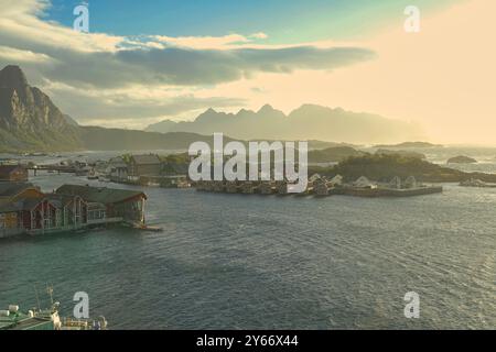 Svolvaer, Lofoten Islands, Norwegen, 12. September 2024 am frühen Morgen geht die Sonne über den Bergen und dem Norwegischen Meer auf und scheint auf dem östlichen Hochgebirge Stockfoto