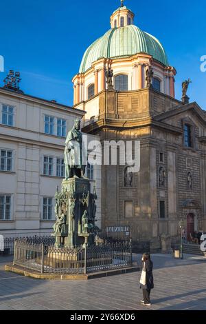 PRAG, TSCHECHISCHE REPUBLIK - 7. MAI 2023: Die Statue Karls IV. Auf dem Krizovnicke-Platz. Stockfoto