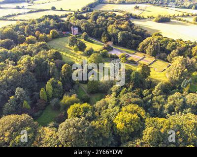 Ein Foto, das Shipley Hill im Shipley Country Park mit einem wunderschönen goldenen Licht zeigt Stockfoto