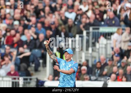 Brydon Carse aus England feiert den Fang von Glenn Maxwell aus Australien beim dritten Metro Bank One Day International Match England gegen Australien am Seat Unique Riverside, Chester-le-Street, Großbritannien, 24. September 2024 (Foto: Mark Cosgrove/News Images) Stockfoto