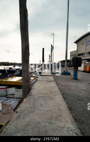 Betonbarriere zwischen Pier und Meer mit Holzstäben an den Seiten am Manggar Fishing Market Pier, 19. September 2024, Balikpapan, Ost Stockfoto