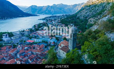 Eingebettet zwischen majestätischen Bergen und ruhigen Gewässern besticht Kotor durch seine reiche Geschichte und pulsierende Architektur. Die Küstenstadt schimmert als Th Stockfoto