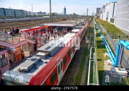 Dasing, Bayern, Deutschland - 23. September 2024: Viele Menschen sind auf dem Weg zum Oktoberfest, als ein roter S-Bahn-Zug der Deutschen Bahn in den Münchner Bahnhof Hackerbrücke fährt. Die Hackerbrücke ist ein beliebter Ausgangspunkt für Oktoberfestbesucher, die von hier zum Festgelände auf der Theresienwiese gehen *** viele Menschen sind auf dem Weg zum Oktoberfest, während eine rote S-Bahn der Deutschen Bahn in den Bahnhof Hackerbrücke in München einfährt. Die Hackerbrücke ist ein beliebter Ausgangspunkt für Wiesn-Besucher, die von hier aus zu Fuß zum Festgelände auf der Theresienwiese gelangen Stockfoto