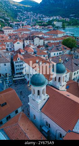 Die malerische Stadt Kotor offenbart seine bezaubernden Dächer und berühmten Kuppelkirchen, eingebettet in dramatische Berge. Eine Mischung aus Geschichte und lebendiger Kultur zeichnet dieses Juwel an der Küste aus. Stockfoto