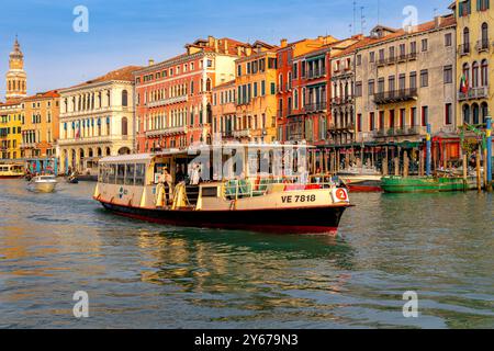 Ein Vaporetto oder Wasserbus Nr. 2 fährt entlang des Canale Grande in Venedig, Italien Stockfoto