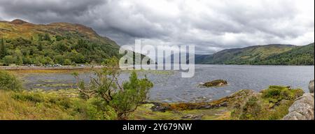 Panoramablick auf Loch Duich von Eilean Donan Island, Teil der Kintail National Scenic Area. Highlands, Schottland, Vereinigtes Königreich Stockfoto