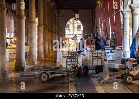 Leute kaufen Fisch auf dem Rialto Fischmarkt in der San Polo Sestiere von Venedig, Italien Stockfoto