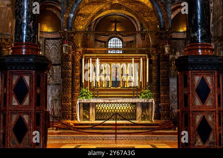 Der Hochaltar des Markusdoms in Venedig, Italien auf der Rückseite des Hauptaltars ist das unbezahlbare Kunstwerk Pala d’oro, der goldene Altar Stockfoto