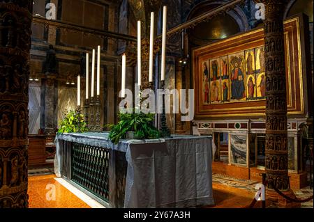 Der Hochaltar des Markusdoms in Venedig, Italien auf der Rückseite des Hauptaltars ist das unbezahlbare Kunstwerk Pala d’oro, der goldene Altar Stockfoto