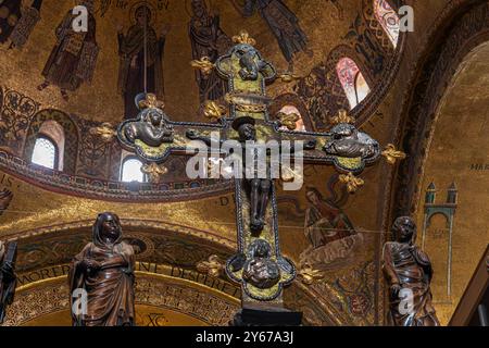 Das heilige Kreuz und Holzfiguren am Eingang zum Hochaltar in der Markuskirche in Venedig, Italien Stockfoto