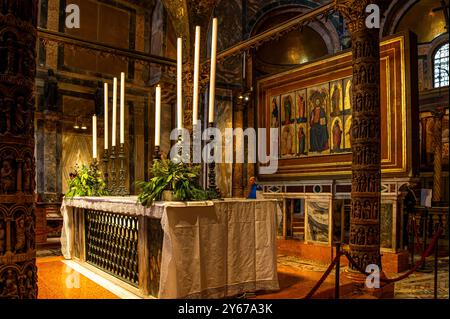 Der Hochaltar des Markusdoms in Venedig, Italien auf der Rückseite des Hauptaltars ist das unbezahlbare Kunstwerk Pala d’oro, der goldene Altar Stockfoto