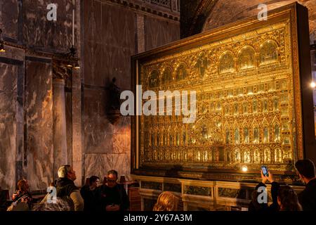 Die Pala d'Oro oder Goldene Platte, ein hoch verzierter byzantinischer Altar in der Markuskirche in Venedig, Italien Stockfoto