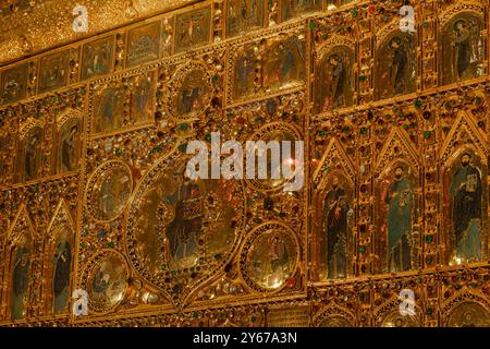 Detailansicht der Pala d'Oro oder der Goldenen Platte , ein hoch verziertes byzantinisches Altarbild im Markusdom in Venedig, Italien Stockfoto