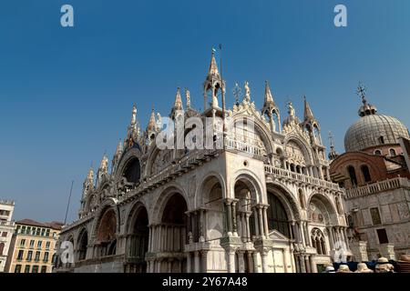 Die Hauptfassade des Markusdoms befindet sich am östlichen Ende des Markusplatzes in Venedig, Italien Stockfoto