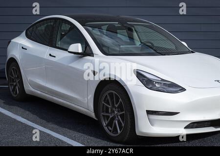 Eine weiße Vorderansicht des Tesla Model S 2022. Tesla Motors Elektroauto parkt auf dem Parkplatz in Vancouver Kanada - Redaktion, Straßenfoto Stockfoto