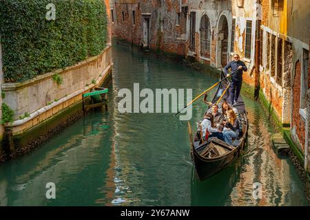 Menschen genießen eine Gondelfahrt entlang des Rio Fusi im San Marco Sestiere von Venedig, Italien Stockfoto