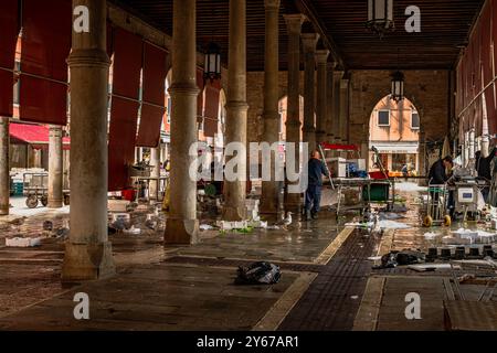 Die Aufräumung findet am Ende des Markttages auf dem Rialto Fischmarkt in der San Polo Sestiere von Venedig, Italien, statt Stockfoto