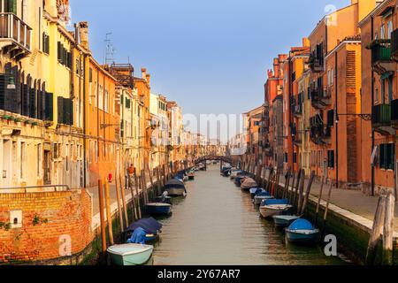 Kleine Boote liegen an der Fodamenta San Girolamo, die entlang des Rio San Girolamo verläuft, einem Kanal im Cannarergio Sestiere von Venedig, Italien Stockfoto