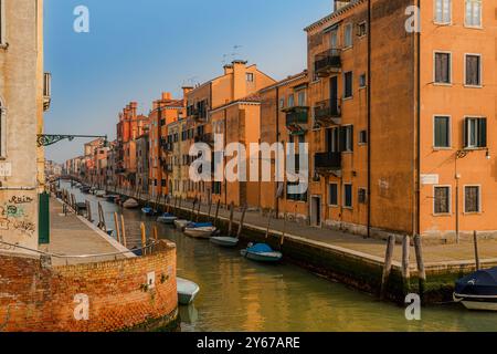 Kleine Boote liegen an der Fodamenta San Girolamo, die entlang des Rio San Girolamo verläuft, einem Kanal im Cannarergio Sestiere von Venedig, Italien Stockfoto