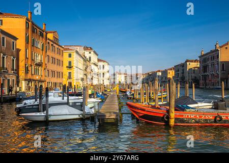 Kleine Boote vertäuten bis zu einem Steg am Canal Grande im San Polo Sestiere von Venedig, Italien Stockfoto
