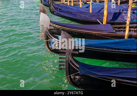 Die Metallklinge oder fero da prora an der Vorderseite einer Gondel in Venedig, Italien Stockfoto