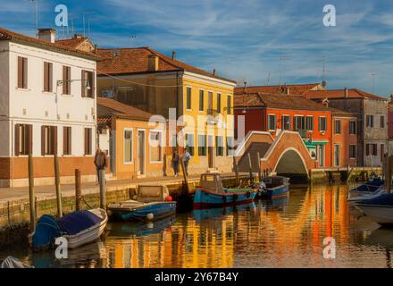 Bunte Reflexionen im Wasser auf Fondamenta Sebastiano Santi bei Ponte San Martino in der späten Nachmittagssonne auf der Insel Murano, Italien Stockfoto