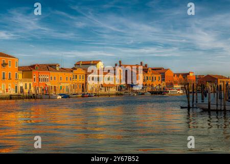 Am späten Nachmittag reflektiert die Sonne die Farben der Gebäude entlang des Canal Grande di Murano auf der Insel Murano in der Nähe von |Venedig, Italien Stockfoto