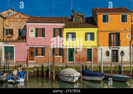 Kleine Boote, die an einem Kanal vor farbenfrohen Häusern entlang der Fondamenta Andrea Navagero auf der Insel Murano in der Nähe von Venedig, Italien, ankern Stockfoto