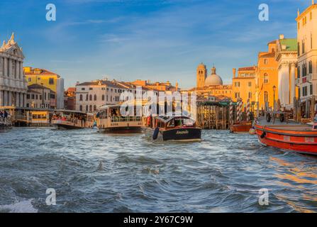 Der Canale Grande ist mit Vaporetto's und privaten Wassertaxis in Venedig in der Nähe der Brücke Ponte degli Scalzi, Venedig, Italien Stockfoto