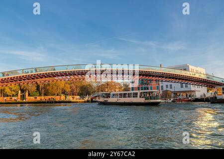 Ponte della Costituzione, die vierte Brücke über den Canale Grande in Venedig, Italien, wurde von Santiago Calatrava entworfen und 2007 verlegt Stockfoto