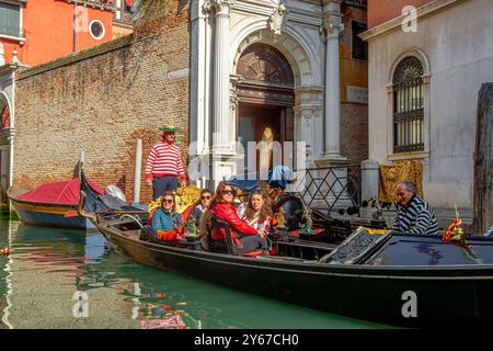 Eine Gruppe von Personen, die eine Gondelfahrt auf dem Rio de San Zulian Unternehmen, einem Kanal im Castello Sestiere von Venedig, Italien Stockfoto