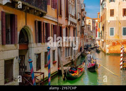 Gondeln auf dem Weg entlang des Rio de L'Bacaroli im San Marco Sestiere von Venedig, Italien Stockfoto