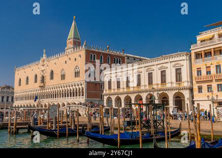 Leere Gondeln vor dem Dogenpalast auf dem Markusplatz, Venedig, Italien Stockfoto