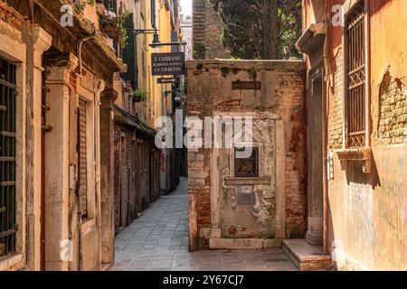 Ein Schrein der Madonna della Salute in einem kleinen Gebäude in der Calle de Ca' Corner, einer ruhigen engen Straße im San Polo Sestiere von Venedig, Italien Stockfoto