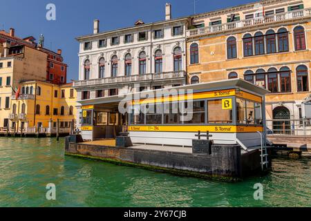 Die Vaporetto-Haltestelle S. Tomà oder die Wasserbushaltestelle am Canal Grande im San Polo Sestiere von Venedig, Italien Stockfoto