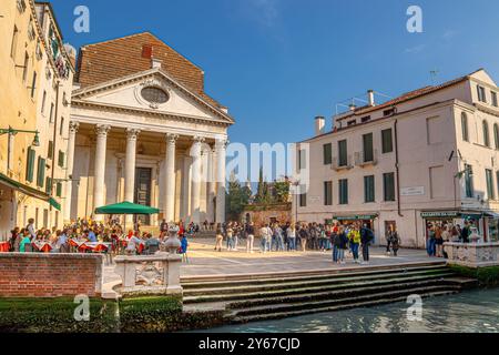 Arcicchetto Bakaro in der Nähe der Chiesa di San Nicola da Tolentino auf dem Campo dei Tolentini im Santa Croce Sestiere von Venedig, Italien Stockfoto