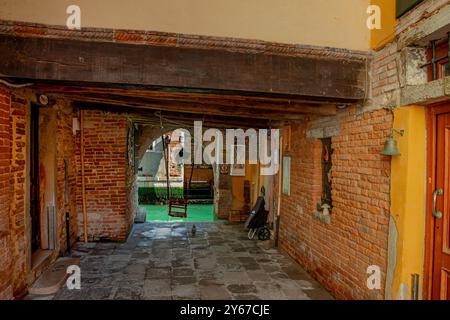 Eine Schaukel am Rio di S, Boldo, ein Kanal in einem kleinen Wohnhaus Sotoportego entlang der Calle Zambelli, einer schmalen Straße im Santa Croce Sestiere von Venedig, Italien Stockfoto