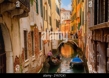 Eine Gondel, die sich der Ponte de la Madoneta auf Rio de la Madoneta nähert, einem schmalen Kanal im San Polo Sestiere von Venedig, Italien Stockfoto