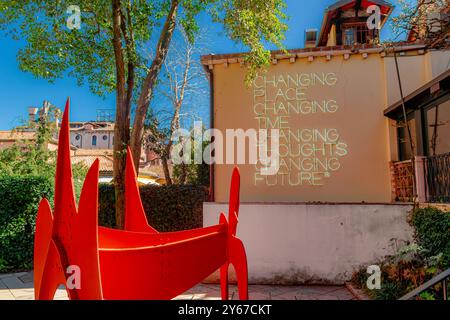 Die Kuh von Alexander Calder, eine Kunstinstallation auf dem Gelände des Peggy Guggenheim Museums, einem Kunstmuseum im Viertel Dorsoduro in Venedig, Italien Stockfoto