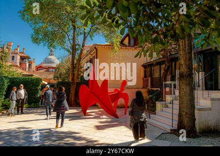 Menschen, die durch die Gärten des Peggy Guggenheim Museums spazieren und sich die Kunstinstallationen im Viertel Dorsoduro in Venedig, Italien, ansehen Stockfoto