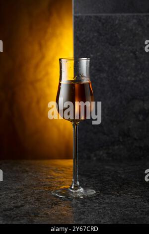 Ein Glas Whiskey auf einem schwarzen Steintisch. Kopierbereich. Stockfoto