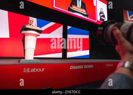 Liverpool, Großbritannien. SEPTEMBER 2024. Keir Starmer, Premierminister des Vereinigten Königreichs, spricht bei der Schlagzeilenrede der Labour Party-Konferenz. Credit Milo Chandler/Alamy Live News Stockfoto