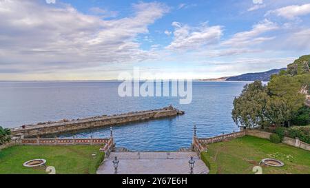 Sphinx von Miramare am Dock Blick auf das Adriatische Meer vom Park Garden in der Nähe von Triest Italien Stockfoto